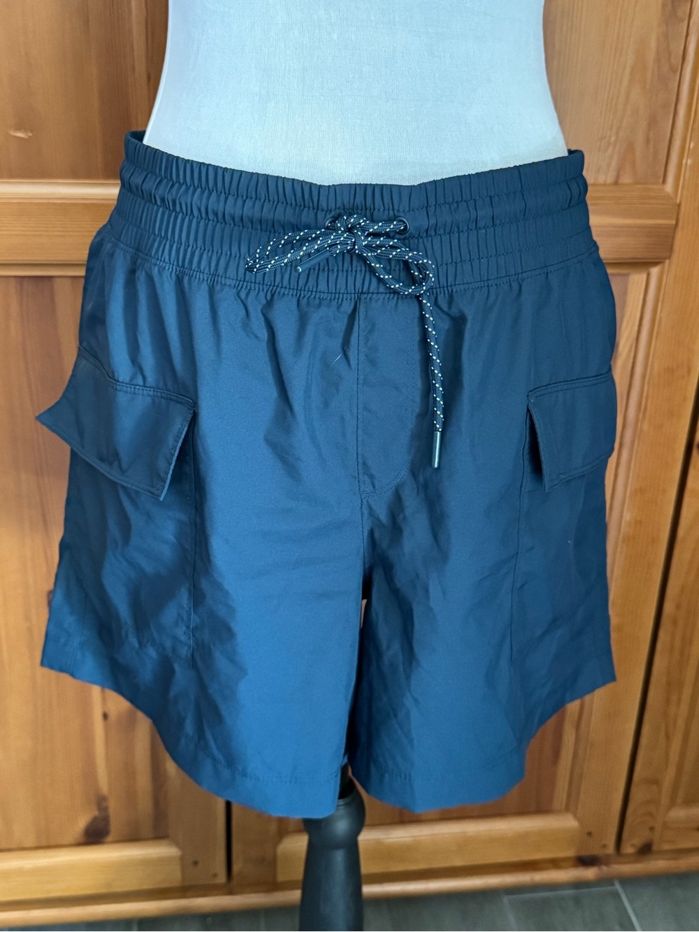 Old Navy Women's Navy Athletic Cargo Shorts